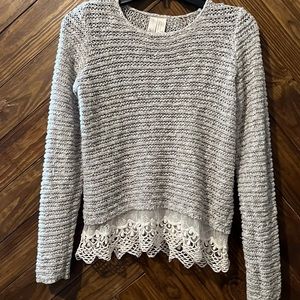 Forever 21 exclusive knitted long sleeve top. Color: gray Size: small